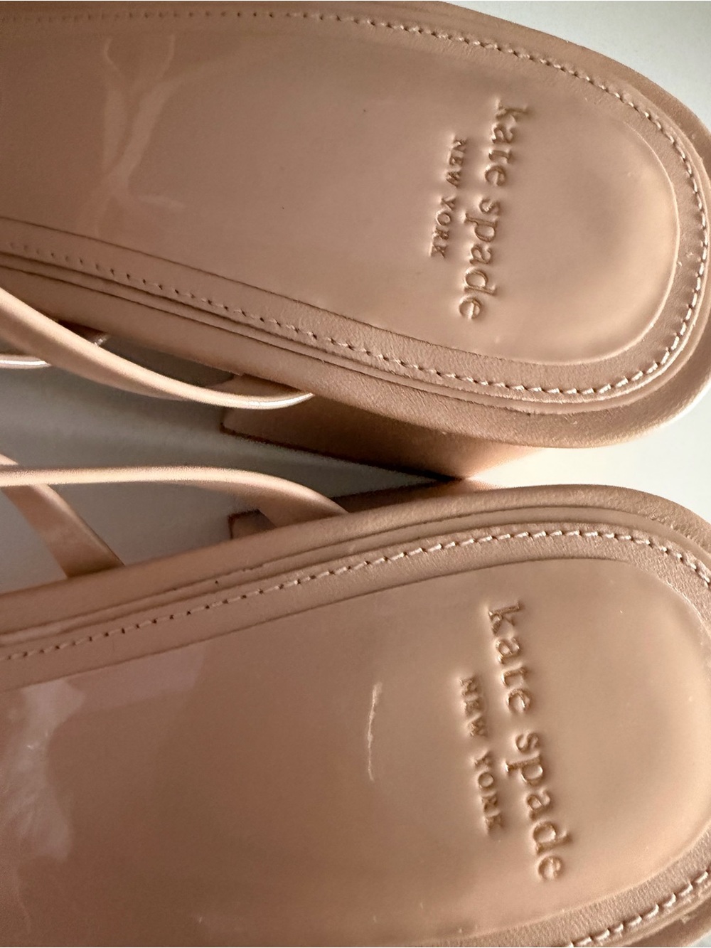 Kate Spade New York Carolina Beige Patent Leather Bow Sandals Size 10B - Picture 4 of 8